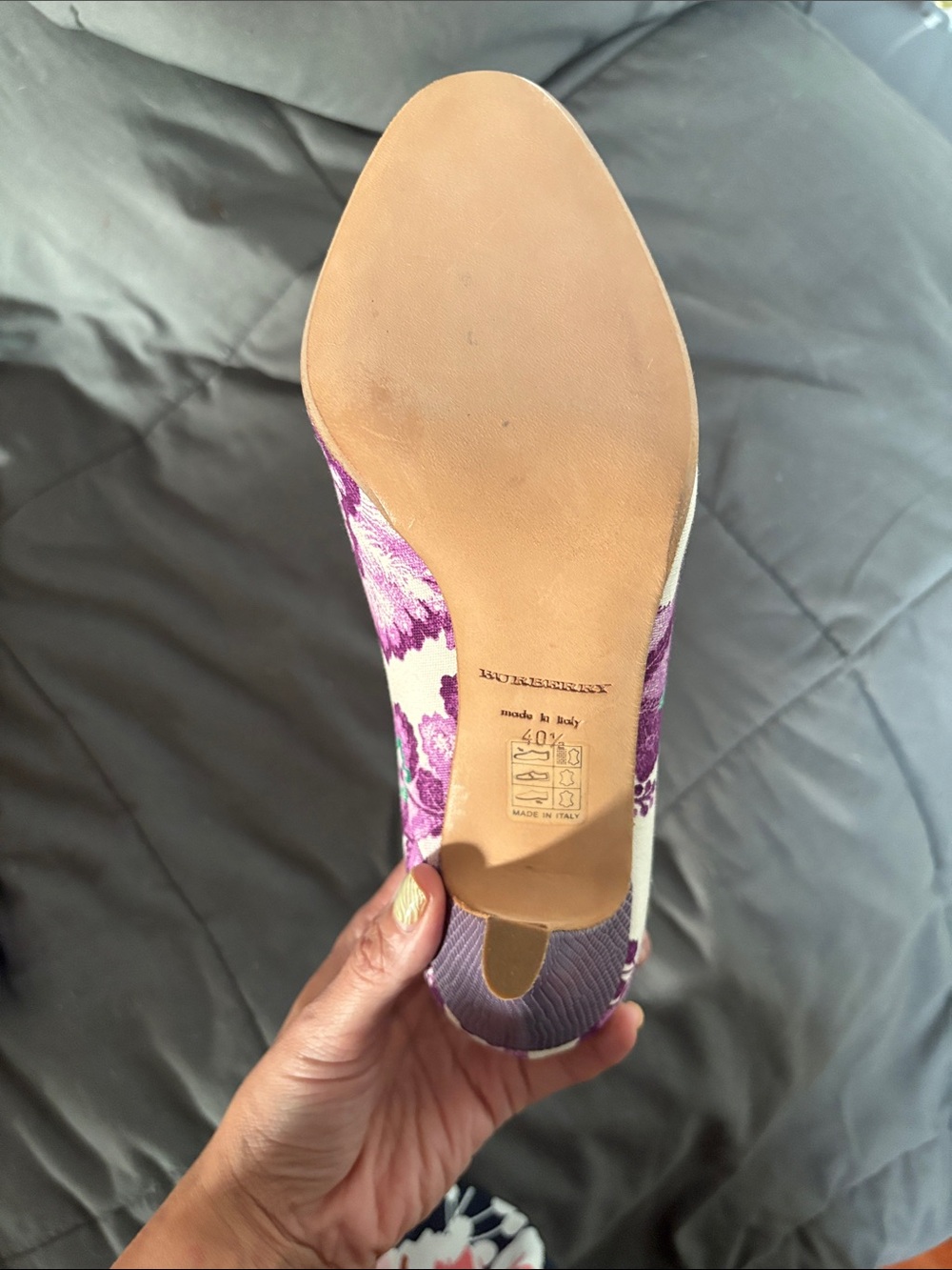 Burberry White Pumps with Purple Floral Embroidery 4 inch heel - Picture 4 of 5